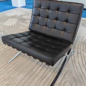 Fauteuil design Mies Van Der Rohe modèle Barcelona édition KNOLL STUDIO E08M en cuir noir, piètement en acier chromé. 76 x 76 x 76 cm. Localisation : 7 ouest