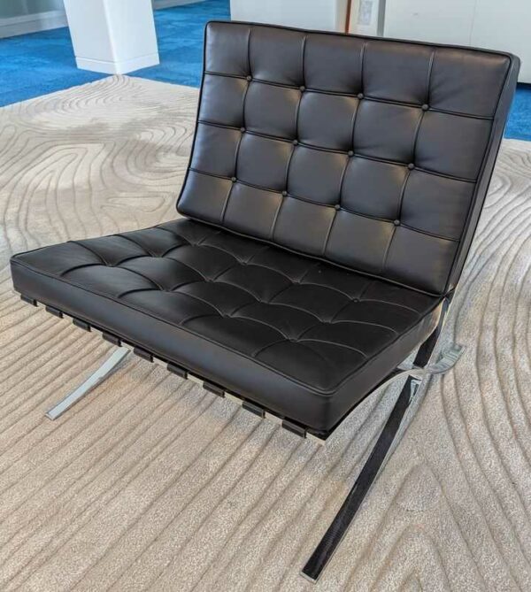Fauteuil design Mies Van Der Rohe modèle Barcelona édition KNOLL STUDIO E08M en cuir noir, piètement en acier chromé. 76 x 76 x 76 cm. Localisation : 7 ouest