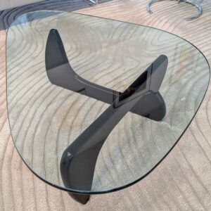 Table basse design Isamu Noguchi modèle Noguchi Table édition VITRA en frêne noir, plateau en verre. 40 x 127 x 91 cm. Localisation : 7 ouest
