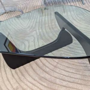Table basse design Isamu Noguchi modèle Noguchi Table édition VITRA en frêne noir, plateau en verre. 40 x 127 x 91 cm. Localisation : 7 ouest – Image 2