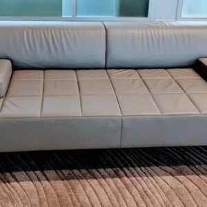 Canapé design Pierluigi Cerri modèle Quadra édition POLTRONA FRAU en cuir beige. 70 x 220 x 86 cm. Localisation : 7 ouest