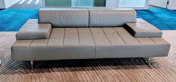 Canapé design Pierluigi Cerri modèle Quadra édition POLTRONA FRAU en cuir beige. 70 x 220 x 86 cm. Localisation : 7 ouest
