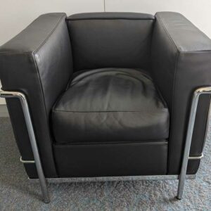 Fauteuil design Le Corbusier, Jeanneret, Perriand modèle LC2 édition CASSINA n° 192514 en cuir noir. 70 x 75 x 70 cm. Localisation : 7 ouest