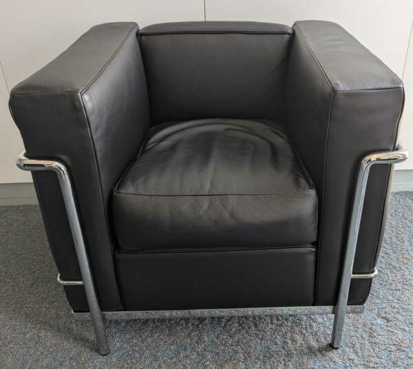 Fauteuil design Le Corbusier, Jeanneret, Perriand modèle LC2 édition CASSINA n° 192514 en cuir noir. 70 x 75 x 70 cm. Localisation : 7 ouest