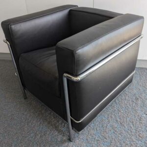 Fauteuil design Le Corbusier, Jeanneret, Perriand modèle LC2 édition CASSINA n° 192514 en cuir noir. 70 x 75 x 70 cm. Localisation : 7 ouest – Image 2
