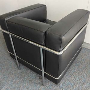 Fauteuil design Le Corbusier, Jeanneret, Perriand modèle LC2 édition CASSINA n° 192598 en cuir noir. 70 x 75 x 70 cm. Localisation : 7 ouest – Image 3