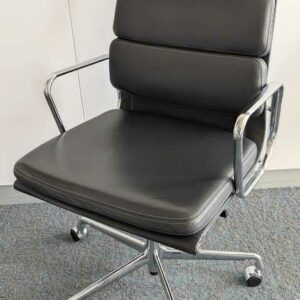 Fauteuil pivotant ajustable design Charles et Ray Eames modèle Soft Pad EA219 édition VITRA, structure en aluminium, garniture en cuir gris anthracite, piètement sur roulettes. 106 x 58 x 56 cm. Localisation : 7 ouest