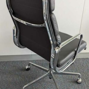 Fauteuil pivotant ajustable design Charles et Ray Eames modèle Soft Pad EA219 édition VITRA, structure en aluminium, garniture en cuir gris anthracite, piètement sur roulettes. 106 x 58 x 56 cm. Localisation : 7 ouest – Image 2