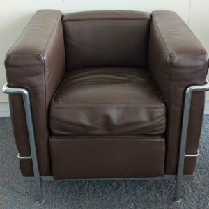 Fauteuil design Le Corbusier, Jeanneret, Perriand modèle LC2 édition CASSINA n° 151865 en cuir marron. 70 x 75 x 70 cm. Localisation : 7 ouest – Image 3