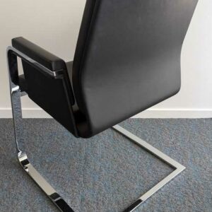 Suite de 4 fauteuils de marque INTERSTUHL modèle 550 A, structure en acier chromé, garniture en cuir noir, piètement en porte à faux.92 x 61 x 65 cm. Localisation : 7 ouest – Image 2