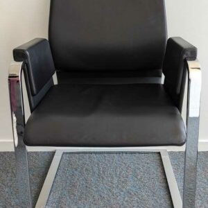Suite de 4 fauteuils de marque INTERSTUHL modèle 550 A, structure en acier chromé, garniture en cuir noir, piètement en porte à faux.92 x 61 x 65 cm. Localisation : 7 ouest – Image 3