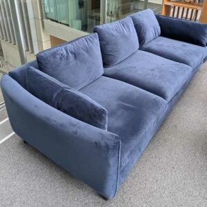 Canapé 3/4 places de marque MADE.COM recouvert de velours bleu, coussins amovibles, pieds en acier laqué noir. 60 x 220 x 95 cm. Localisation : 2 ème coursive – Image 2