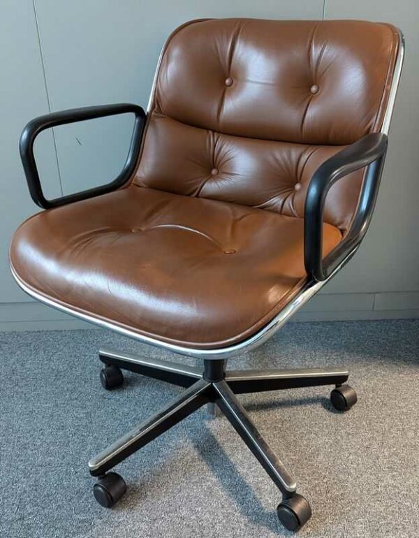 Fauteuil pivotant ajustable design Charles Pollock modèle Executive Chair édition KNOLL en cuir couleur camel. (usures) 87 x 66 x 66 cm. Localisation : 7 est