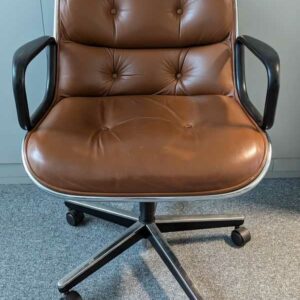 Fauteuil pivotant ajustable design Charles Pollock modèle Executive Chair édition KNOLL en cuir couleur camel. (usures) 87 x 66 x 66 cm. Localisation : 7 est – Image 3