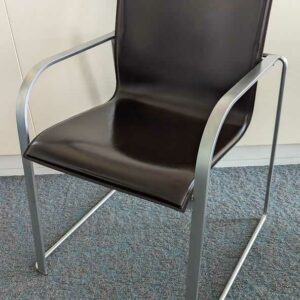 Fauteuil de marque LAPALMA, armature en acier brossé, garniture en cuir marron, piètement luge. 80 x 57 x 57 cm. 4 unités. Vendu à l'unité avec faculté de réunion. Localisation : 7 ouest (7700)