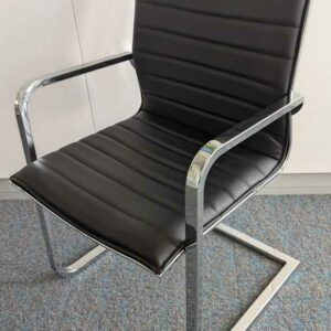 Suite de 3 fauteuils de marque QUADRIFOGLIO, structure en acier chromé, garniture en cuir noir, piètement en porte à faux. 87 x 56 x 56 cm. Localisation : 7 ouest