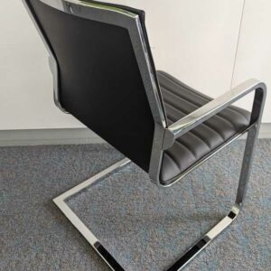 Suite de 3 fauteuils de marque QUADRIFOGLIO, structure en acier chromé, garniture en cuir noir, piètement en porte à faux. 87 x 56 x 56 cm. Localisation : 7 ouest – Image 2