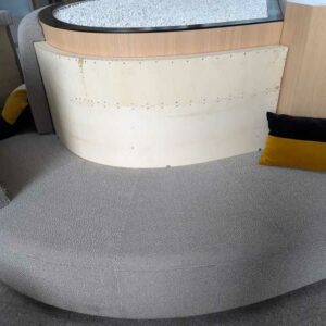 Espace d'attente composé d'un arbre artificiel cerné d'une banquette arrondie et une table haute en bois. Env 5m x 4,5 m x 3 m. Hauteur de la table : 110 cm. Localisation : RDC – Image 4