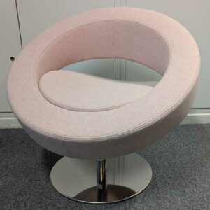 Fauteuil pivotant design Busk+Hertzog modèle Hello édition SOFTLINE en feutrine rose pale, piètement en acier chromé. 72 x 73 cm. Localisation : 7 ouest