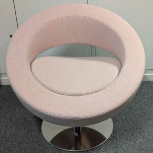 Fauteuil pivotant design Busk+Hertzog modèle Hello édition SOFTLINE en feutrine rose pale, piètement en acier chromé. 72 x 73 cm. Localisation : 7 ouest – Image 3