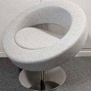Fauteuil pivotant design Busk+Hertzog modèle Hello édition SOFTLINE en feutrine gris clair, piètement en acier chromé. 72 x 73 cm. Localisation : 7 ouest