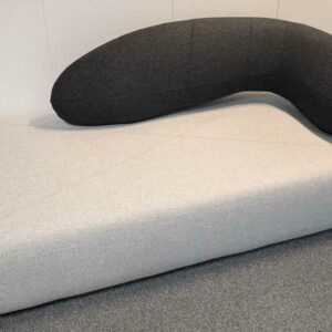 Canapé design Hiromichi Konno modèle Chat édition SOFTLINE recouvert de feutrine gris clair et dossier gris anthracite. 87 x 200 x 100 cm. Localisation : 7 ouest – Image 2
