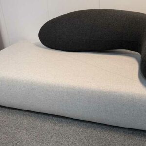 Canapé design Hiromichi Konno modèle Chat édition SOFTLINE recouvert de feutrine gris clair et dossier gris anthracite. 87 x 200 x 100 cm. Localisation : 7 ouest – Image 3