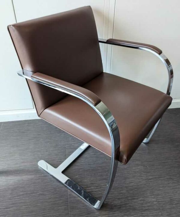 Fauteuil design Mies Von der Rohe modèle Brno édition KNOLL, structure en acier chromé, garniture en cuir marron. 80 x 58 x 55 cm. Localisation : 7 est