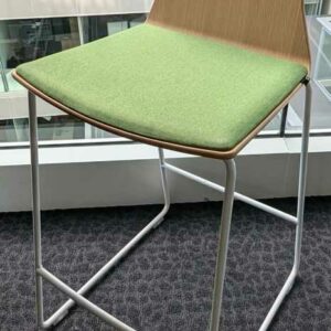 Paire de chaises hautes de marque COALESSE, coque en bois, galette d'assise en tissu vert, piètement en acier laqué blanc. 91 x 46 x 52 cm. Localisation : 1 ouest