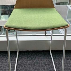 Paire de chaises hautes de marque COALESSE, coque en bois, galette d'assise en tissu vert, piètement en acier laqué blanc. 91 x 46 x 52 cm. Localisation : 1 ouest – Image 2