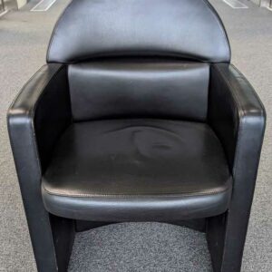 Paire de fauteuils POLTRONA FRAU modèle Meeting Pelle en cuir noir sur roulettes. 86 x 60 x 64 cm. Localisation : 5ème coursive