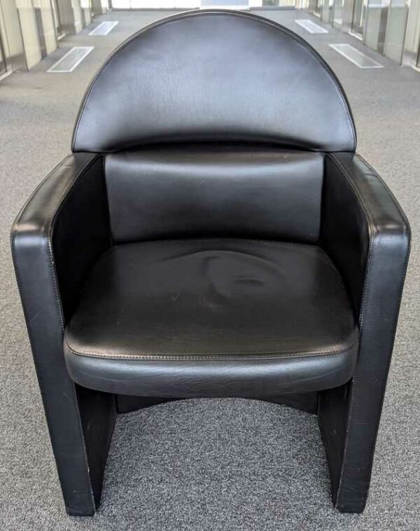 Paire de fauteuils POLTRONA FRAU modèle Meeting Pelle en cuir noir sur roulettes. 86 x 60 x 64 cm. Localisation : 5ème coursive
