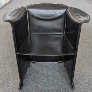 Paire de fauteuils de marque CASSINA réf LI-4 en cuir noir 72 x 67 x 56 cm. (usures). Localisation : 5ème coursive