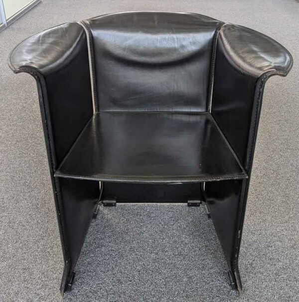 Paire de fauteuils de marque CASSINA réf LI-4 en cuir noir 72 x 67 x 56 cm. (usures). Localisation : 5ème coursive
