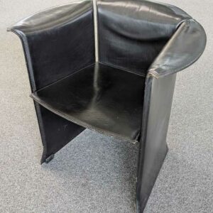 Paire de fauteuils de marque CASSINA réf LI-4 en cuir noir 72 x 67 x 56 cm. (usures). Localisation : 5ème coursive – Image 2