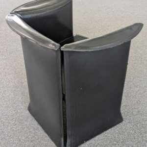 Paire de fauteuils de marque CASSINA réf LI-4 en cuir noir 72 x 67 x 56 cm. (usures). Localisation : 5ème coursive – Image 3