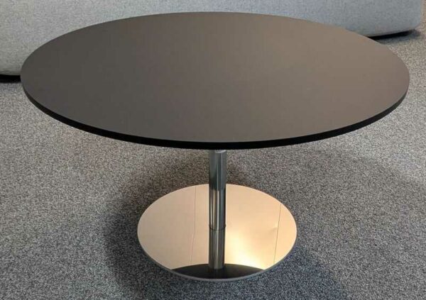 Table basse à plateau rond en bois laqué noir et piètement en acier chromé. 40 x 70 cm. Localisation : 7 ouest