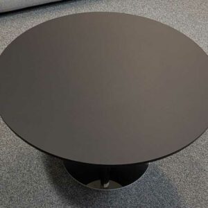 Table basse à plateau rond en bois laqué noir et piètement en acier chromé. 40 x 70 cm. Localisation : 7 ouest – Image 2