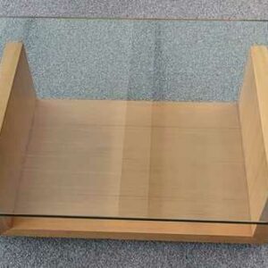 Table basse, plateau rectangulaire en verre reposant sur un socle en bois (petit éclat). 35 x 140 x 70 cm. Localisation : 5ème coursive – Image 2