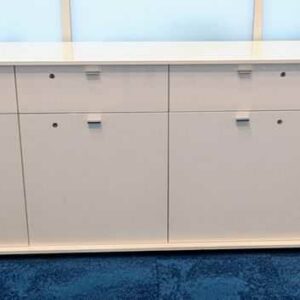 Armoire basse ou enfilade en bois laqué blanc ouvrant par 4 tiroirs et 4 portes battantes. 87 x 244 x 49 cm. Localisation : 7 ouest