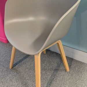 Paire de fauteuils design Hee Welling modèle About a Chair édition HAY, coque en plastique couleur taupe,  piètement en bois naturel. 80 x 59 x 48 cm. Localisation : 4 est