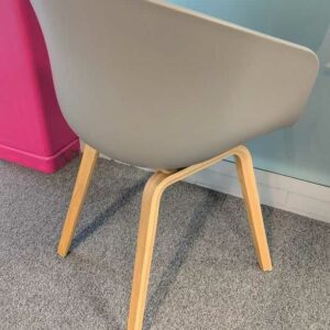 Paire de fauteuils design Hee Welling modèle About a Chair édition HAY, coque en plastique couleur taupe,  piètement en bois naturel. 80 x 59 x 48 cm. Localisation : 4 est – Image 2