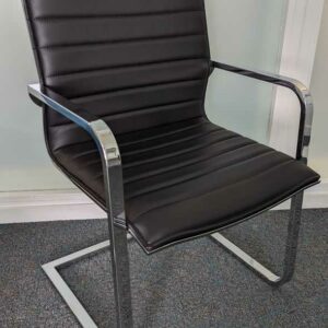 Suite de 4 fauteuils de marque OFFICIT, structure en acier chromé, garniture en cuir noir, piètement en porte à faux. 87 x 56 x 56 cm. Localisation : 7 ouest
