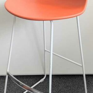 Tabouret haut de marque ENEA structure en acier laqué blanc, coque en plastique orange, 78 x 78 x 45 cm. 3 unités. Vendu à l'unité avec faculté de réunion. Localisation : 7 ouest