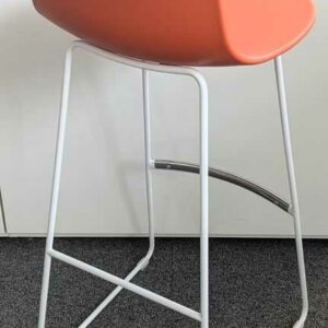 Tabouret haut de marque ENEA structure en acier laqué blanc, coque en plastique orange, 78 x 78 x 45 cm. 3 unités. Vendu à l'unité avec faculté de réunion. Localisation : 7 ouest – Image 2