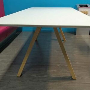 Table rectangulaire, plateau en bois stratifié blanc reposant sur 4 pieds obliques en bois naturel. 73 x 240 x 100 cm. Localisation : 4 est – Image 2