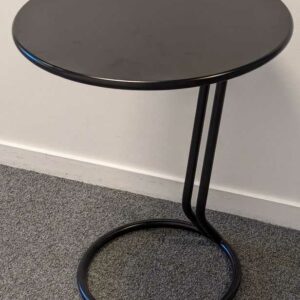 Table d'appoint, plateau rond en bois laqué noir, piètement en acier laqué noir. 55 x 45 cm. Localisation : 7 ouest