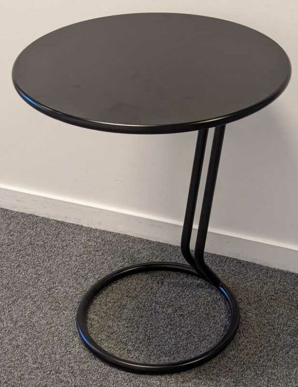 Table d'appoint, plateau rond en bois laqué noir, piètement en acier laqué noir. 55 x 45 cm. Localisation : 7 ouest