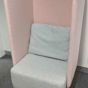 Fauteuil acoustique de marque SOFTLINE recouvert de feutrine bicolore, gris clair et rose pâle. 135 x 76 x 77 cm. Localisation : 7 ouest
