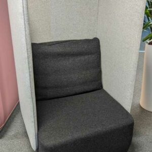 Fauteuil acoustique de marque SOFTLINE recouvert de feutrine bicolore, gris clair et gris anthracite. 135 x 76 x 77 cm. Localisation : 7 ouest